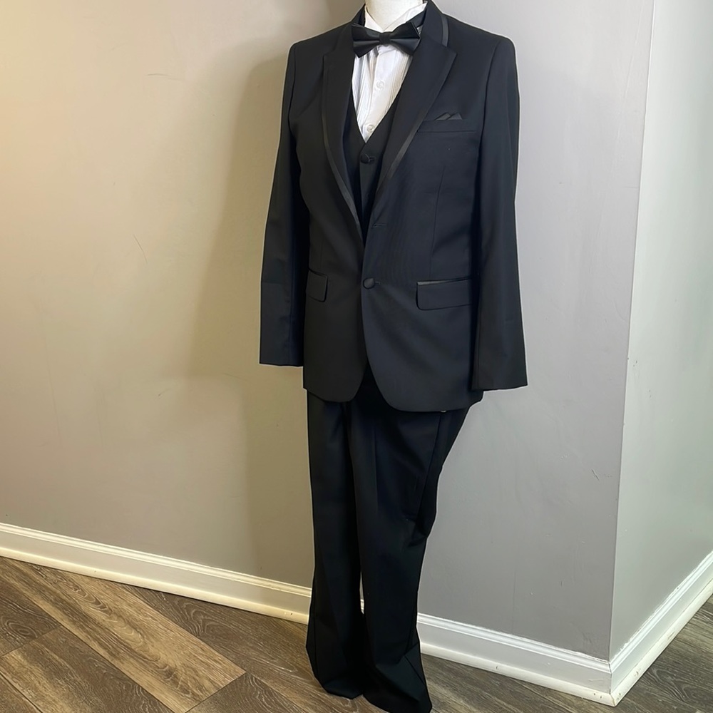 5 piece Tuxedo. Very nice fit